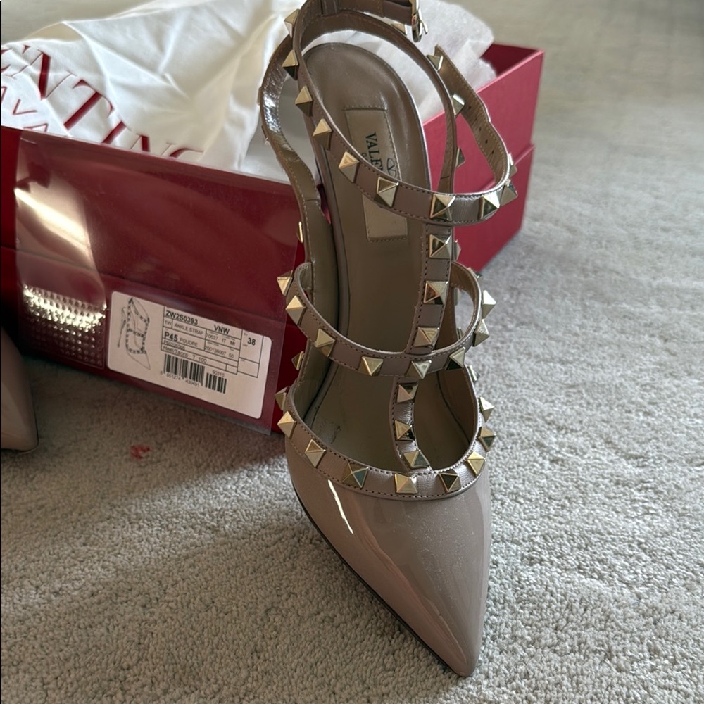 Valentino Rockstud Patent Leather Pointed-Toe Pump in Taupe